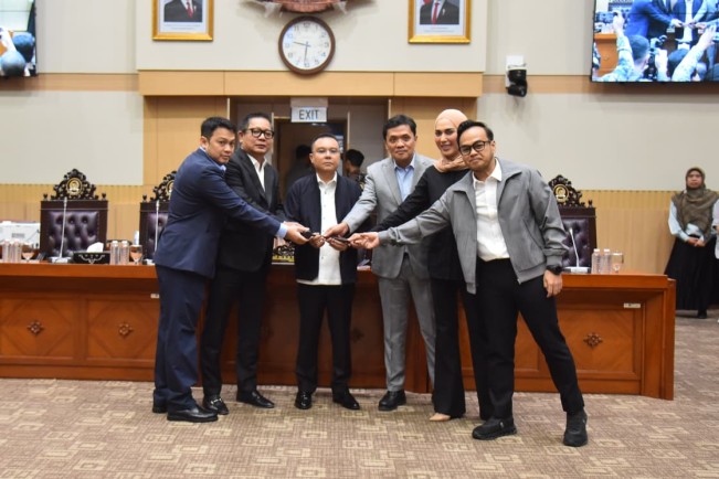 Pergantian Pimpinan Komisi III DPR RI dipimpin oleh Wakil Ketua DPR Sufmi Dasco Ahmad (ketiga dari kiri), di Gedung Nusantara II, Senayan, Jakarta, Kamis (4/9/2025). [Dok. DPR]